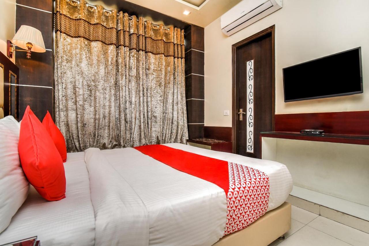 Collection O 76248 Hotel D Crown Нью-Дели Экстерьер фото