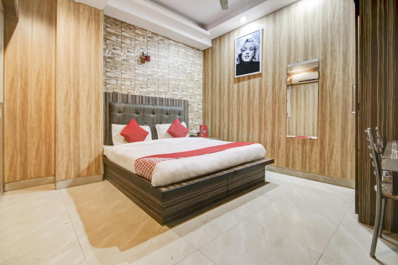 Collection O 76248 Hotel D Crown Нью-Дели Экстерьер фото